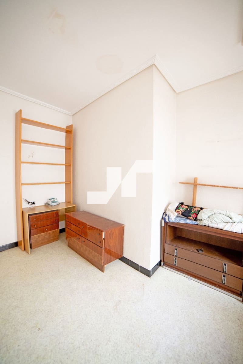 3 bedroom Flat for sale in Castello de la Plana - € 95,000 (Ref: 9925025)