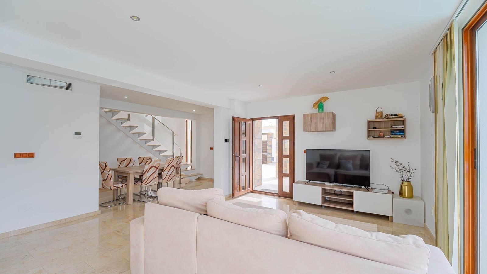 6 bedroom Villa for sale in Rojales with pool - € 565,000 (Ref: 9659599)