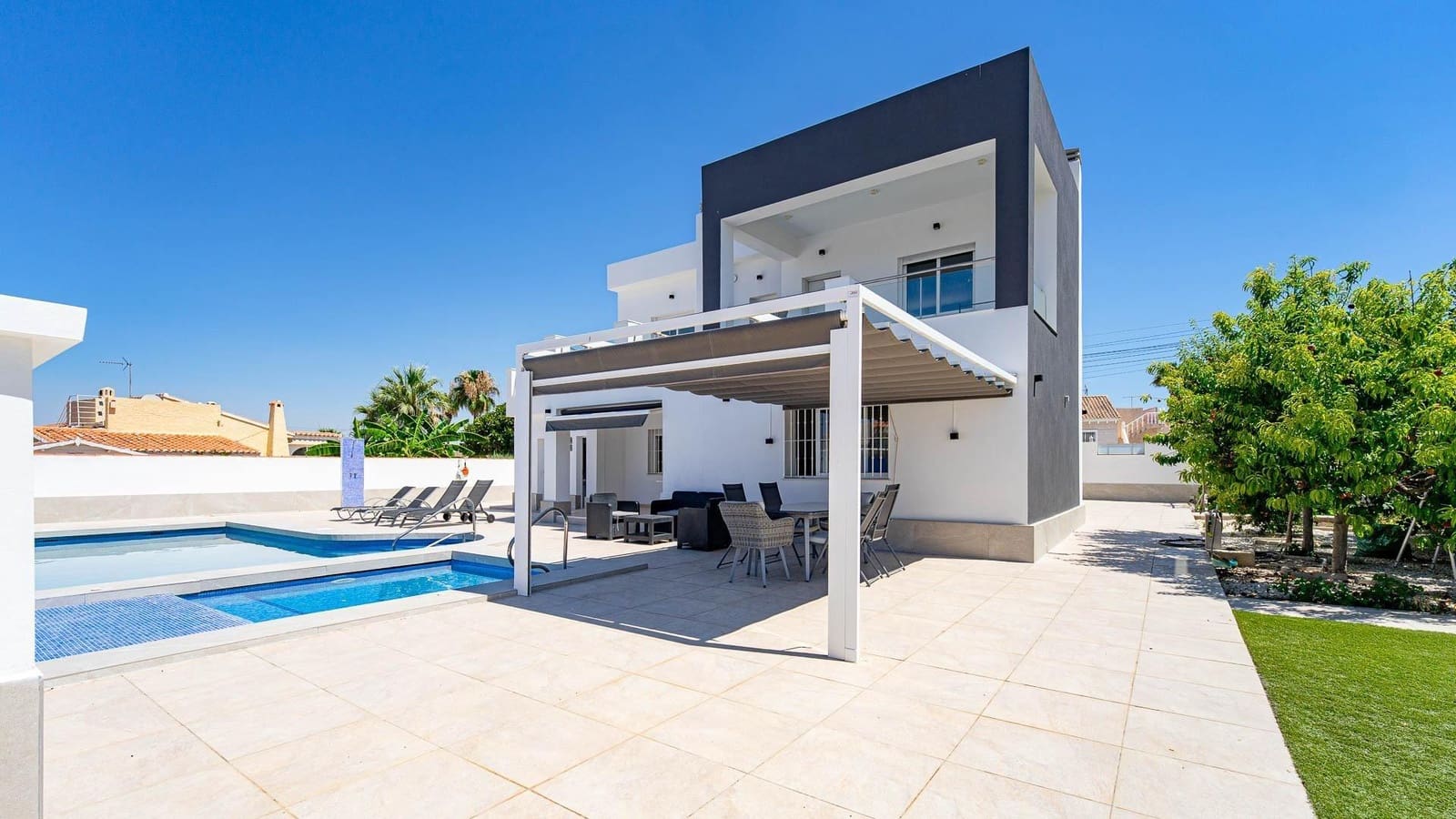 4 makuuhuone Huvila myytävänä paikassa Torrevieja mukana uima-altaan - 650 000 € (Ref: 9994414)