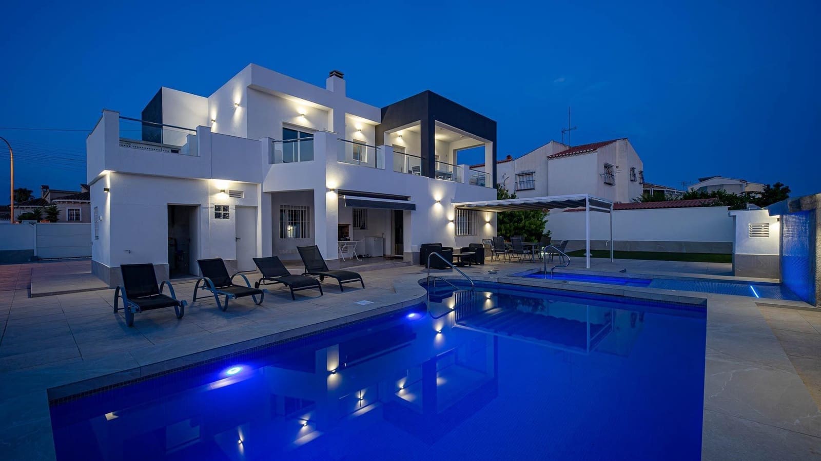 4 makuuhuone Huvila myytävänä paikassa Torrevieja mukana uima-altaan - 650 000 € (Ref: 9994414)