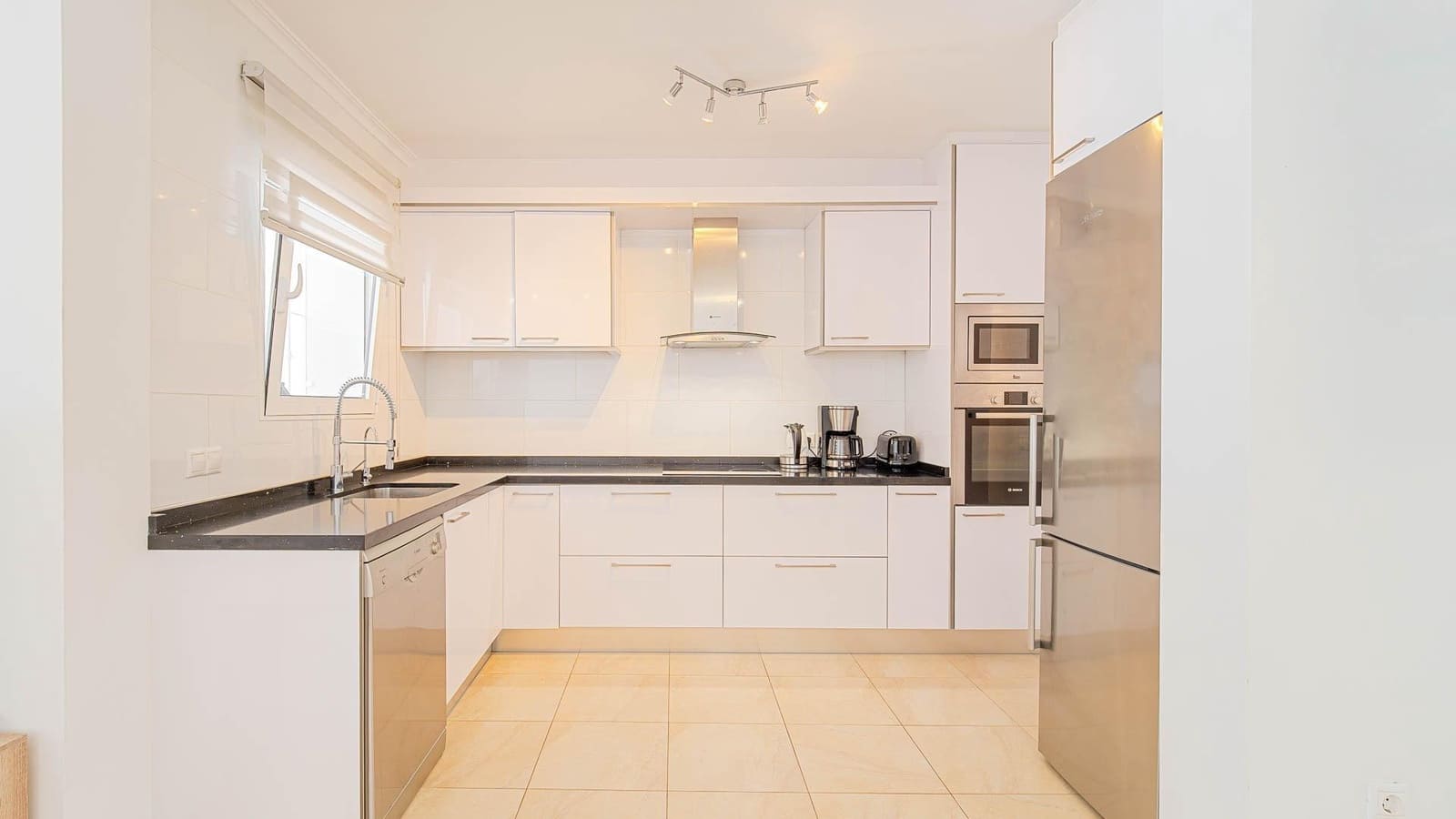 4 makuuhuone Huvila myytävänä paikassa Torrevieja mukana uima-altaan - 650 000 € (Ref: 9994414)