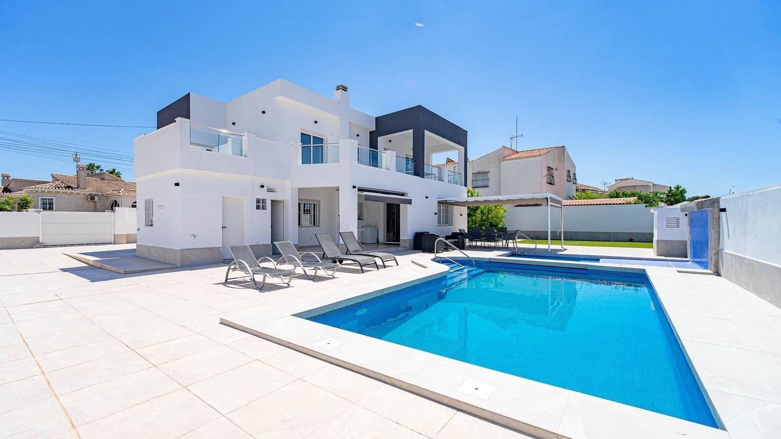 4 makuuhuone Huvila myytävänä paikassa Torrevieja mukana uima-altaan - 650 000 € (Ref: 9994414)