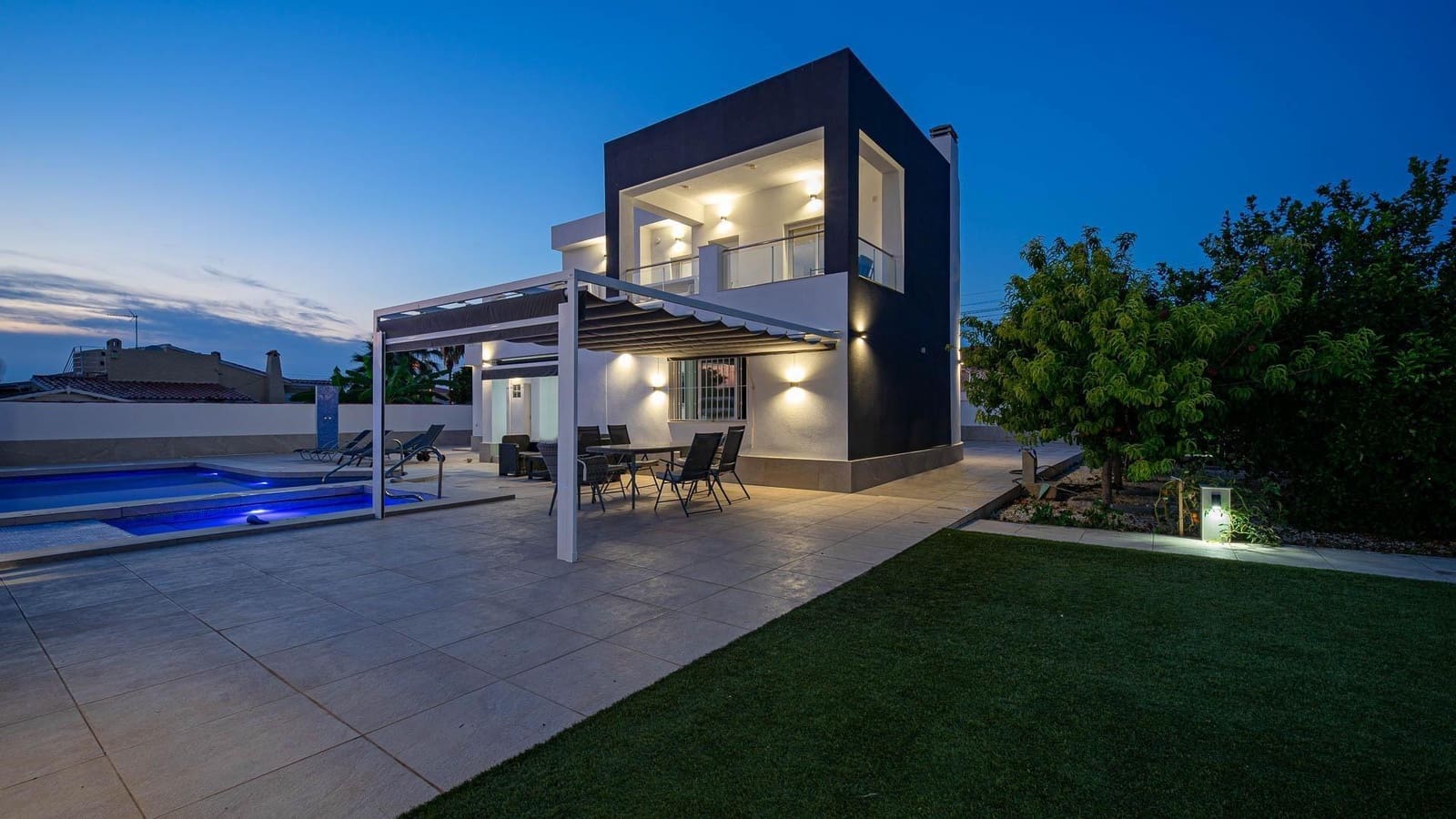 4 makuuhuone Huvila myytävänä paikassa Torrevieja mukana uima-altaan - 650 000 € (Ref: 9994414)