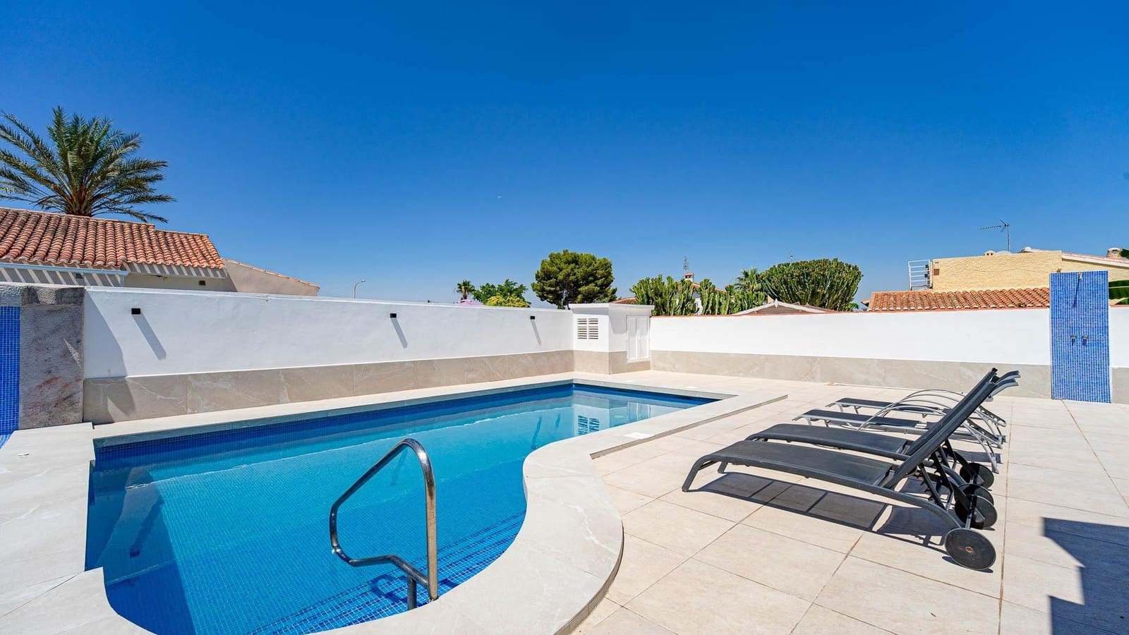 4 makuuhuone Huvila myytävänä paikassa Torrevieja mukana uima-altaan - 650 000 € (Ref: 9994414)