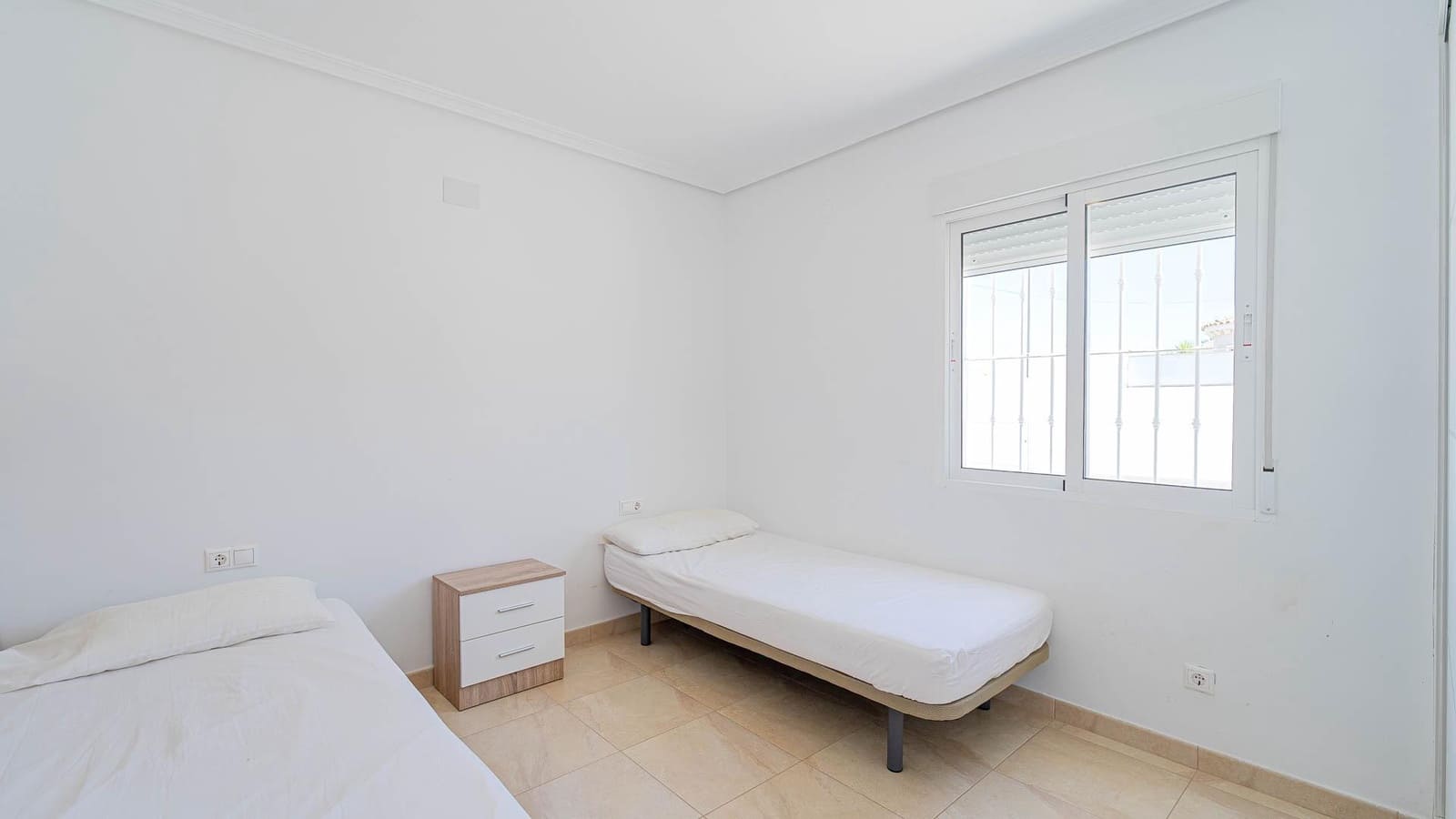 4 makuuhuone Huvila myytävänä paikassa Torrevieja mukana uima-altaan - 650 000 € (Ref: 9994414)
