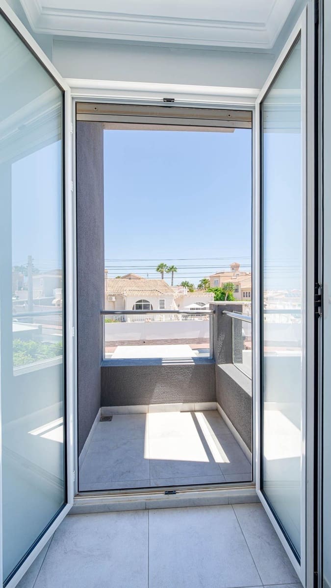 4 makuuhuone Huvila myytävänä paikassa Torrevieja mukana uima-altaan - 650 000 € (Ref: 9994414)