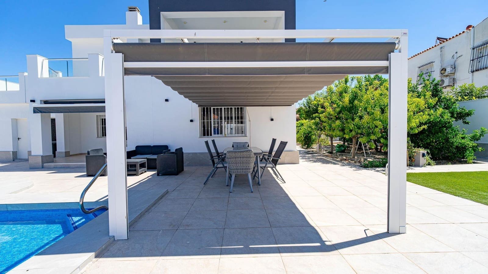 4 makuuhuone Huvila myytävänä paikassa Torrevieja mukana uima-altaan - 650 000 € (Ref: 9994414)