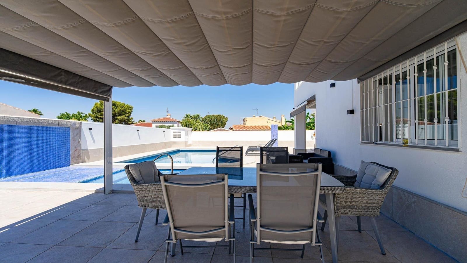 4 makuuhuone Huvila myytävänä paikassa Torrevieja mukana uima-altaan - 650 000 € (Ref: 9994414)