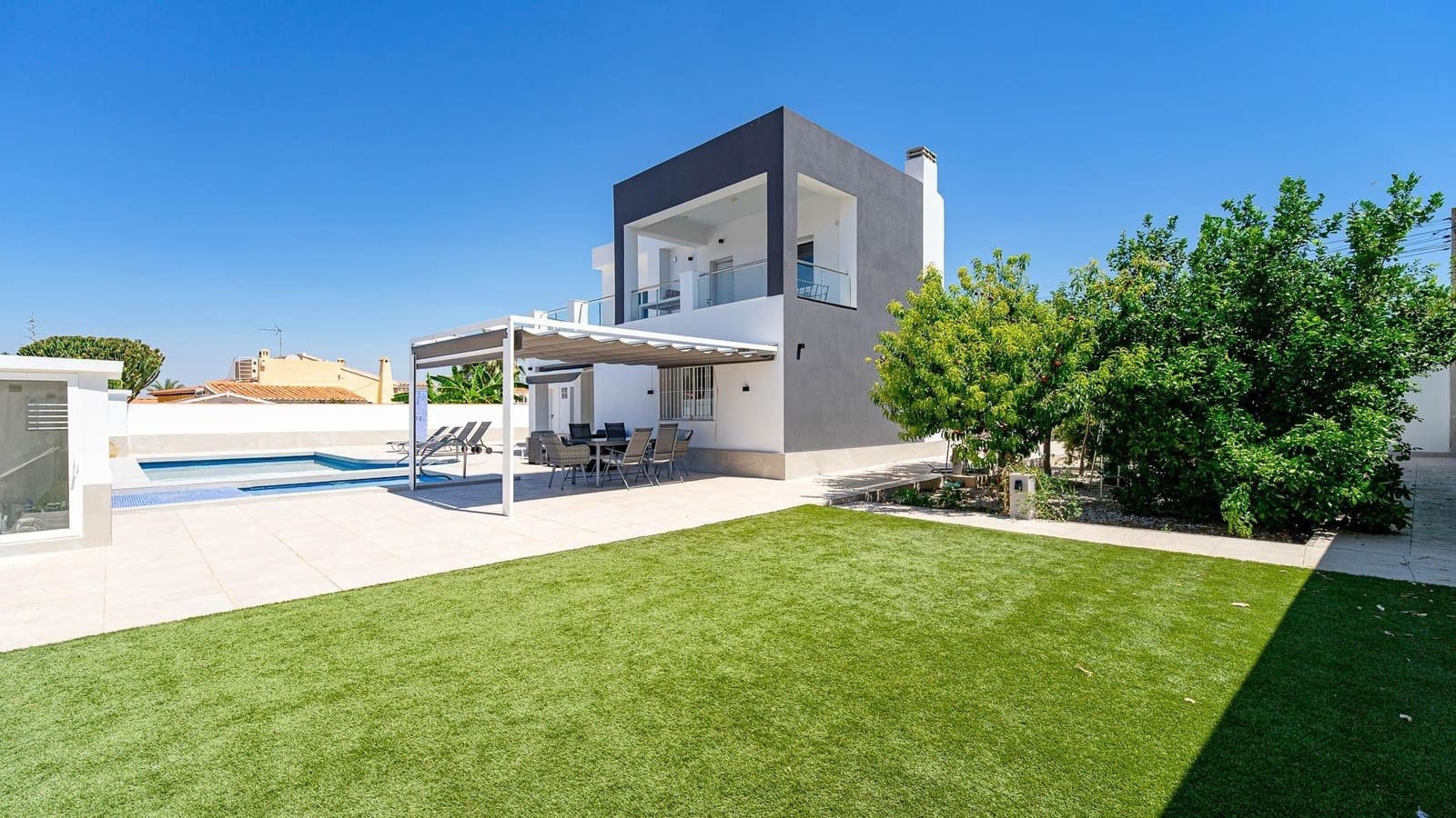 4 makuuhuone Huvila myytävänä paikassa Torrevieja mukana uima-altaan - 650 000 € (Ref: 9994414)