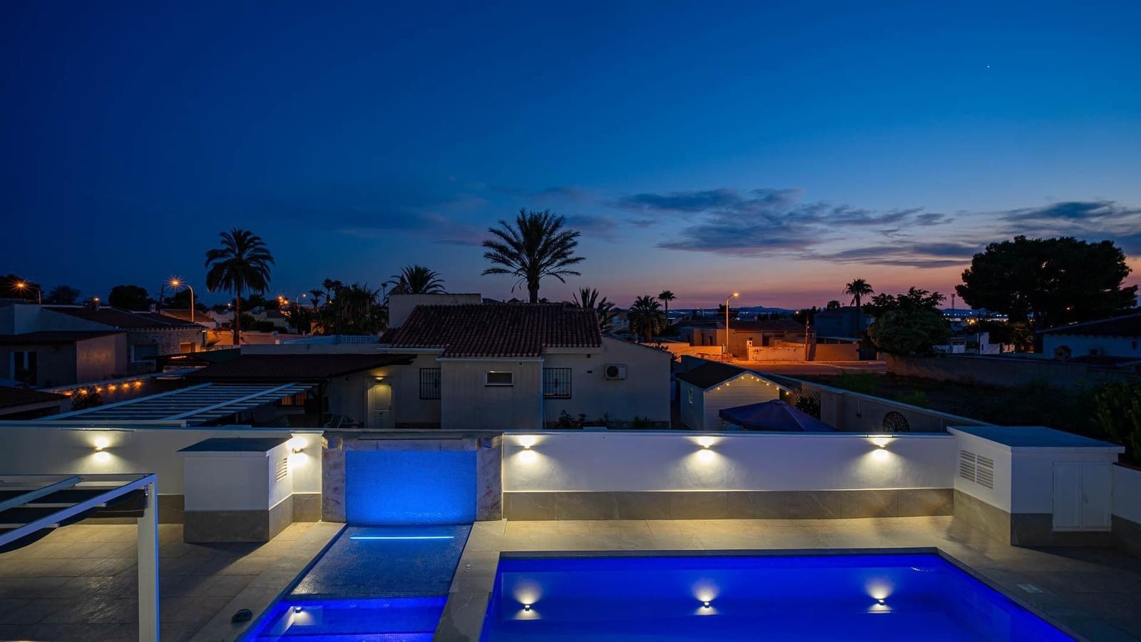 4 makuuhuone Huvila myytävänä paikassa Torrevieja mukana uima-altaan - 650 000 € (Ref: 9994414)