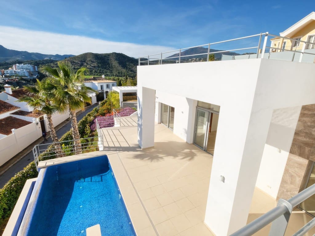 4 bedroom Villa for sale in Benahavis with pool garage - € 2,200,000 (Ref: 6639505)