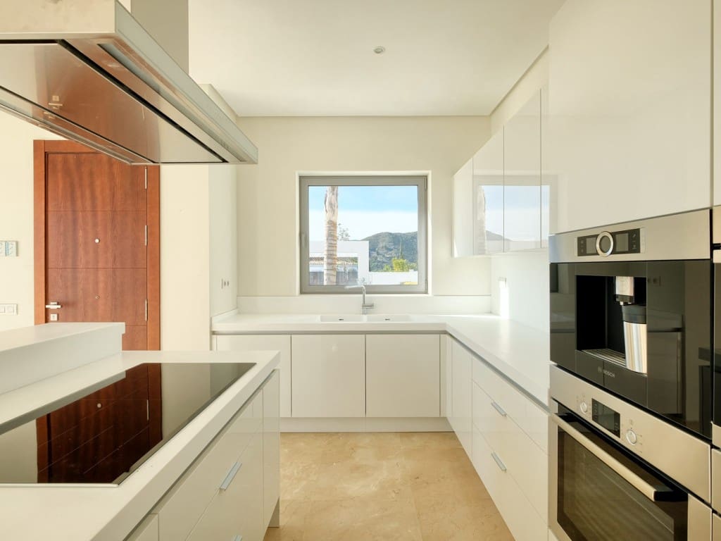 4 bedroom Villa for sale in Benahavis with pool garage - € 2,200,000 (Ref: 6639505)