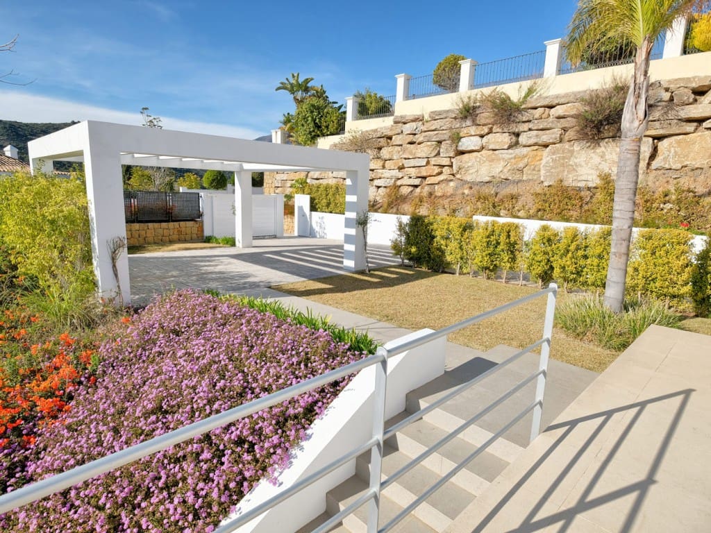 4 bedroom Villa for sale in Benahavis with pool garage - € 2,200,000 (Ref: 6639505)