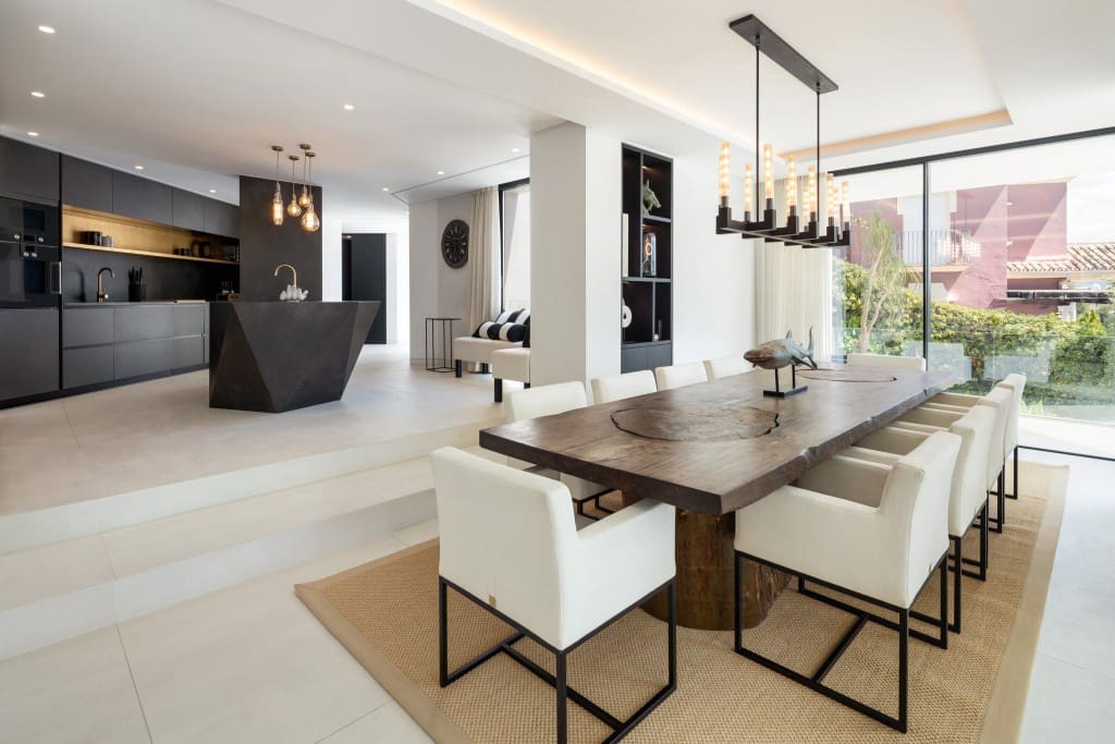 5 bedroom Villa for sale in Benahavis with pool garage - € 5,895,000 (Ref: 9368032)