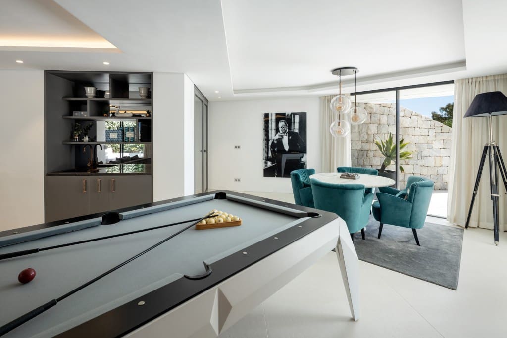 5 bedroom Villa for sale in Benahavis with pool garage - € 5,895,000 (Ref: 9368032)