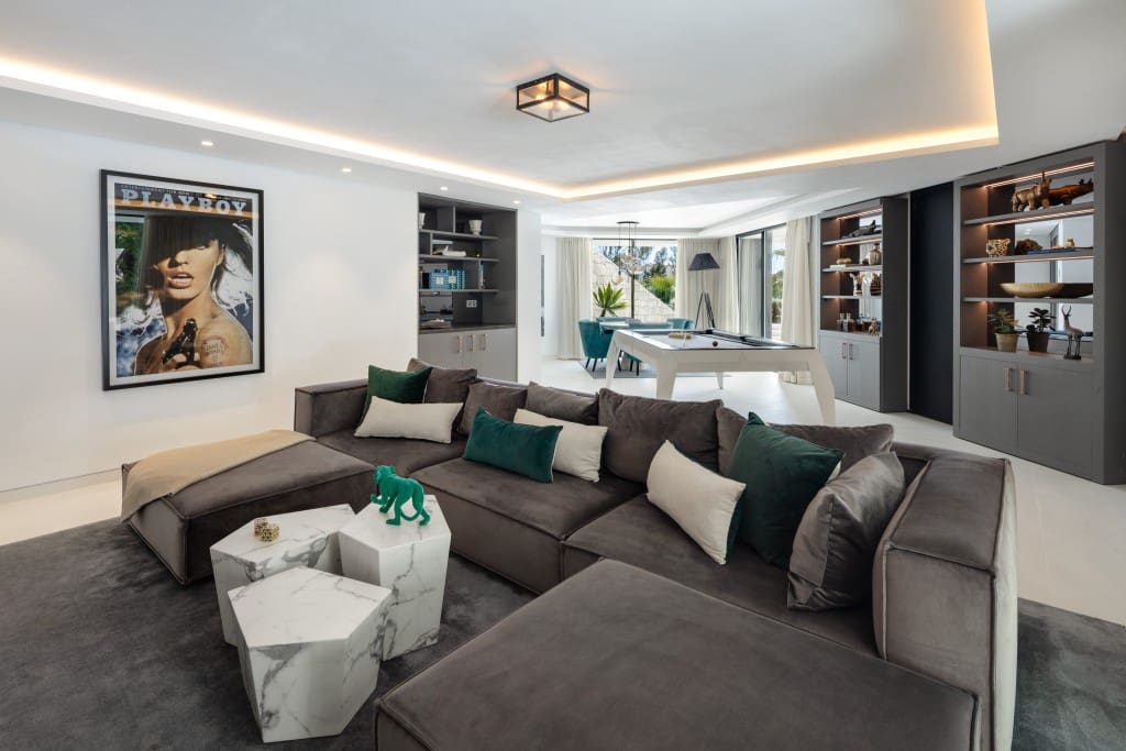 5 bedroom Villa for sale in Benahavis with pool garage - € 5,895,000 (Ref: 9368032)