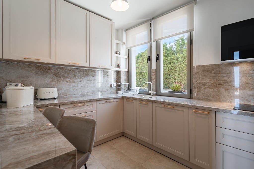 4 sypialnia Dom na sprzedaż w Benahavis z basenem garażem - 895 000 € (Ref: 9368043)