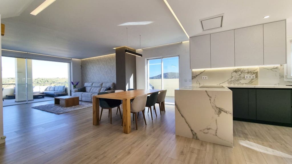 3 chambre Penthouse à vendre à Sotogrande avec piscine - 695 000 € (Ref: 9368044)