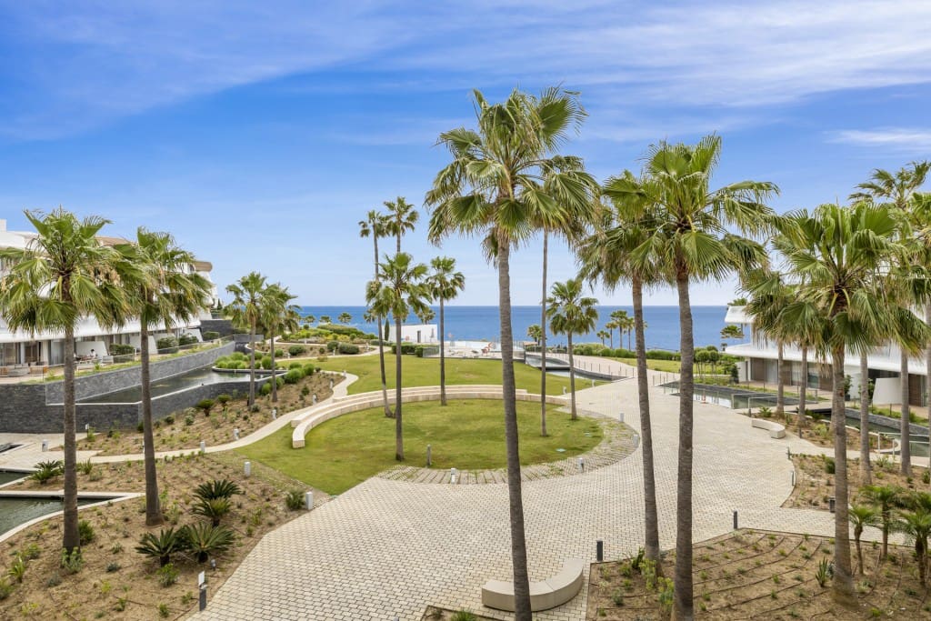 3 bedroom Apartment for sale in Estepona with pool garage - € 1,145,000 (Ref: 9368051)