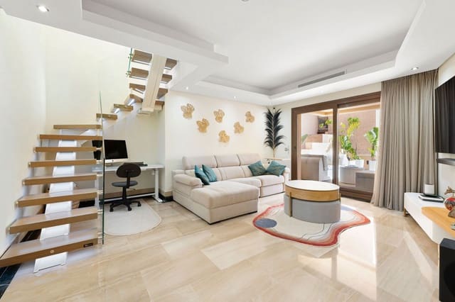 4 chambre Penthouse à vendre à Estepona avec piscine - 1 195 000 € (Ref: 9368073)