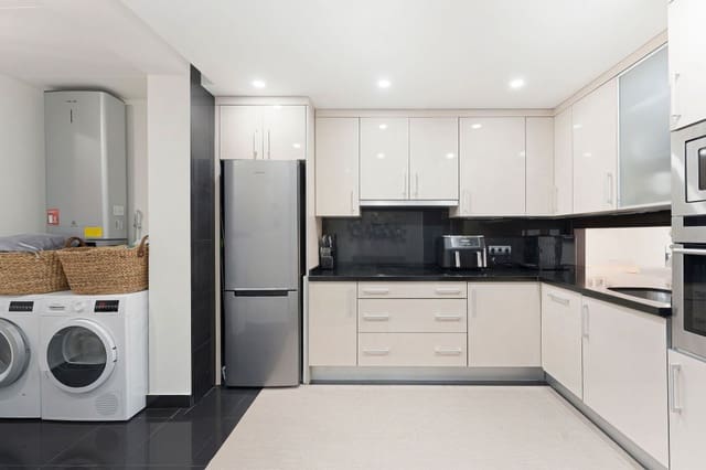 4 chambre Penthouse à vendre à Estepona avec piscine - 1 195 000 € (Ref: 9368073)