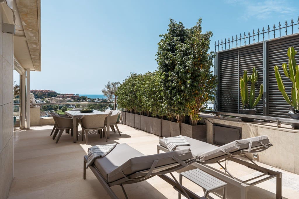 4 bedroom Apartment for sale in Nueva Andalucia with pool - € 2,295,000 (Ref: 9368075)