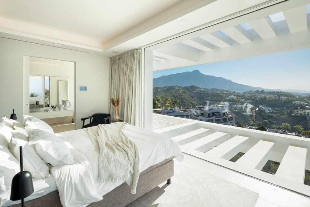 6 bedroom Villa for sale in La Quinta with pool garage - € 6,950,000 (Ref: 9368081)