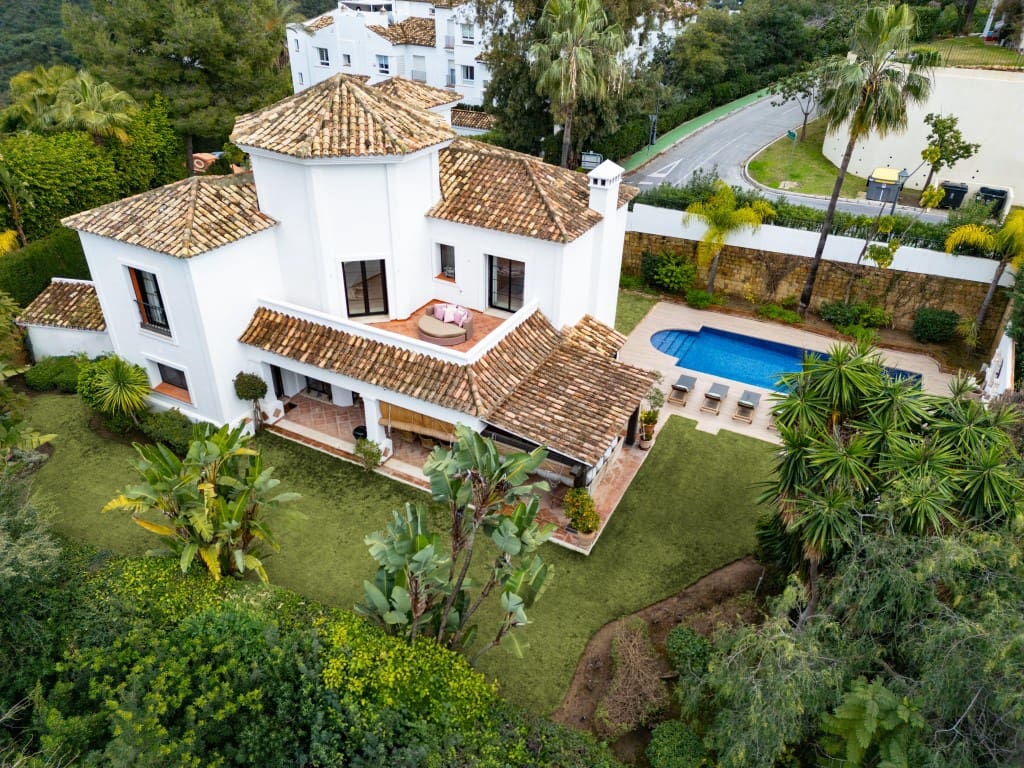 4 bedroom Villa for sale in Benahavis with pool garage - € 2,950,000 (Ref: 9368098)