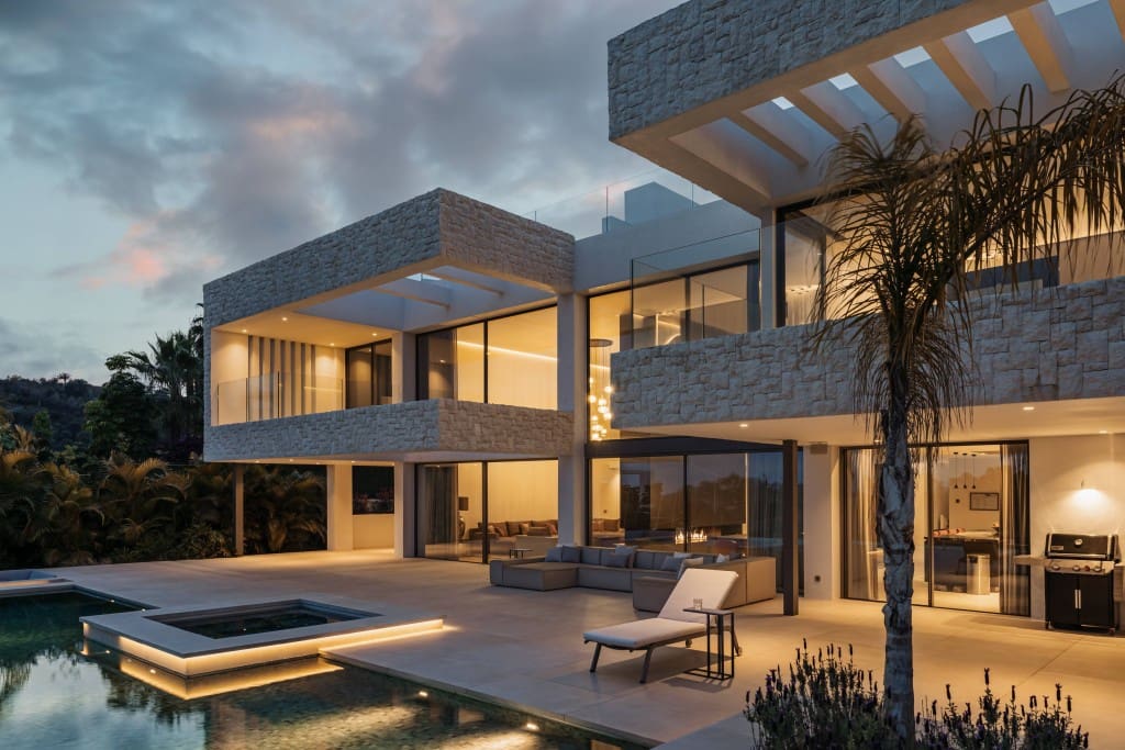 4 bedroom Villa for sale in Benahavis with pool - € 5,950,000 (Ref: 9368111)