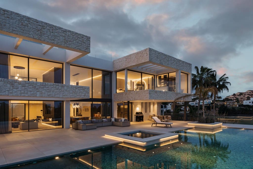 4 bedroom Villa for sale in Benahavis with pool - € 5,950,000 (Ref: 9368111)