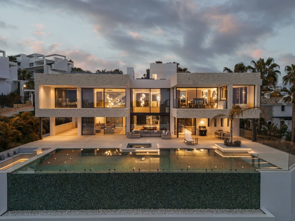 4 bedroom Villa for sale in Benahavis with pool - € 5,950,000 (Ref: 9368111)