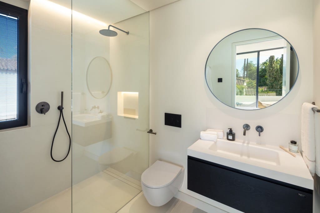 5 bedroom Villa for sale in Nueva Andalucia with pool - € 5,995,000 (Ref: 9368113)