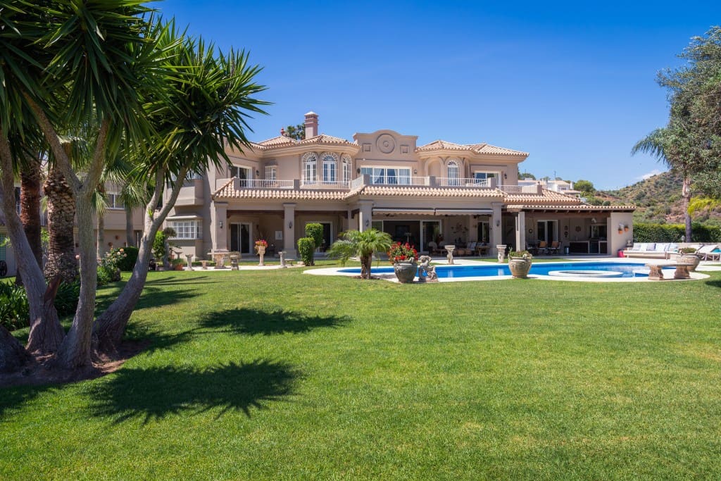 7 bedroom Villa for sale in Nueva Andalucia with pool - € 5,595,000 (Ref: 9371661)