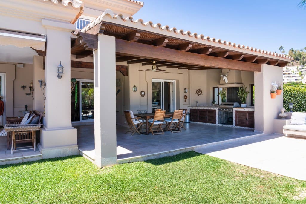 7 bedroom Villa for sale in Nueva Andalucia with pool - € 5,595,000 (Ref: 9371661)