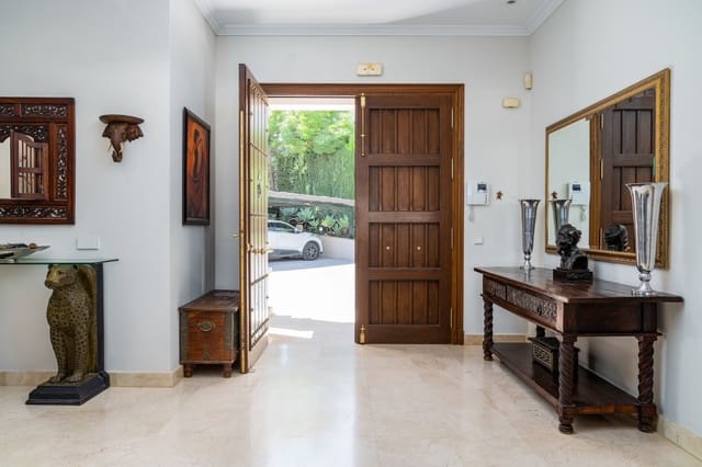 Chalet de 7 habitaciones en Nueva Andalucia, Marbella en venta con piscina - 5.595.000 € (Ref: 9371661)