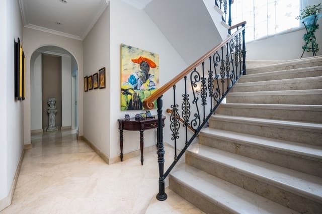 Chalet de 7 habitaciones en Nueva Andalucia, Marbella en venta con piscina - 5.595.000 € (Ref: 9371661)