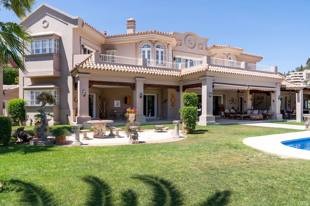 7 bedroom Villa for sale in Nueva Andalucia with pool - € 5,595,000 (Ref: 9371661)