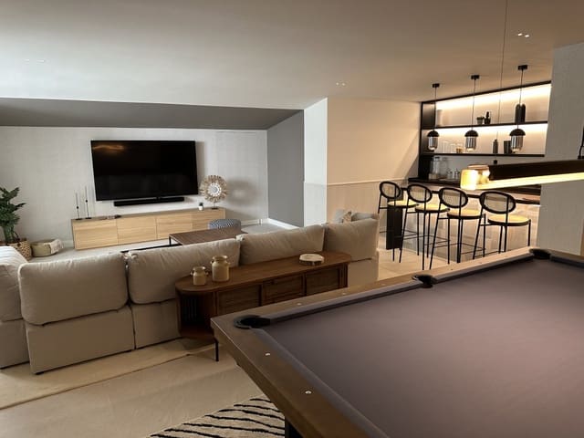 5 sypialnia Willa na sprzedaż w Las Chapas, Marbella z basenem - 5 875 000 € (Ref: 9371662)