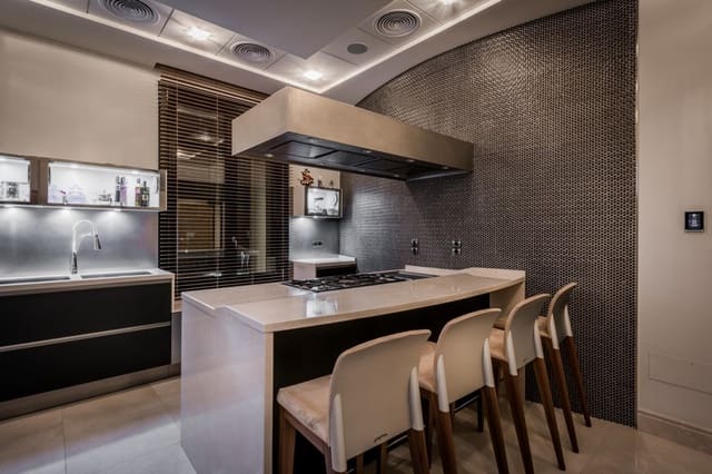 7 sypialnia Willa na sprzedaż w Marbella z basenem garażem - 9 500 000 € (Ref: 9371669)