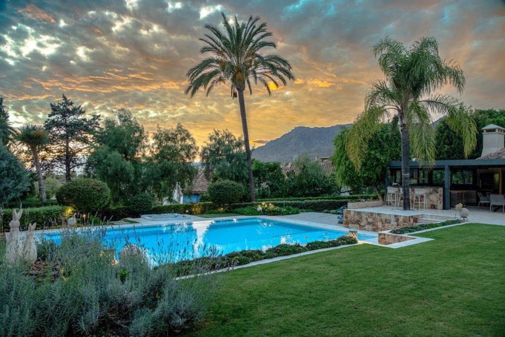 6 bedroom Villa for sale in Elviria with pool garage - € 3,500,000 (Ref: 9378665)