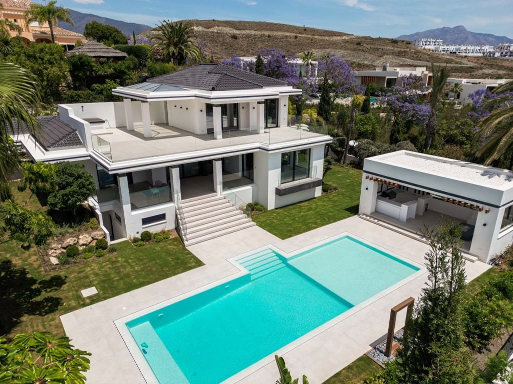 4 bedroom Villa for sale in Benahavis with pool garage - € 4,785,000 (Ref: 9400316)