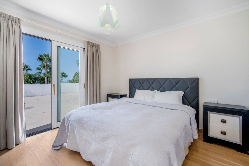 5 bedroom Villa for sale in Golden Mile with pool garage - € 2,650,000 (Ref: 9400319)