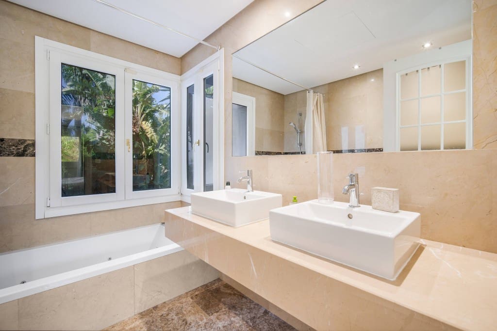 5 bedroom Villa for sale in Golden Mile with pool garage - € 2,650,000 (Ref: 9400319)