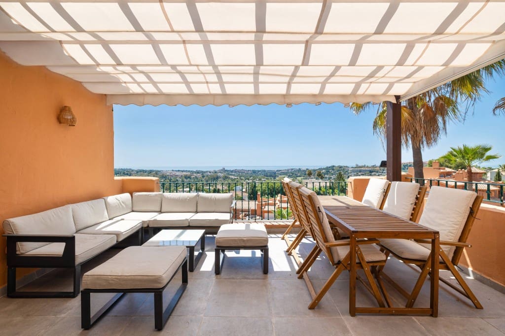 3 bedroom Penthouse for sale in Nueva Andalucia with pool - € 1,145,000 (Ref: 9400321)