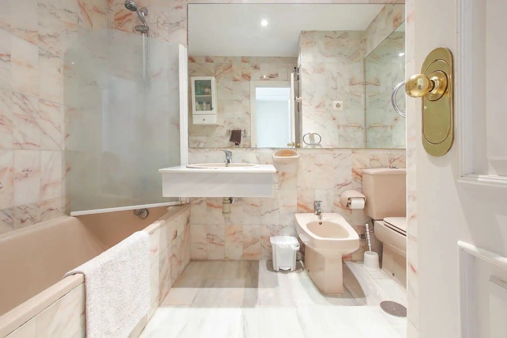 2 bedroom Apartment for sale in Nueva Andalucia with pool - € 579,000 (Ref: 9400323)