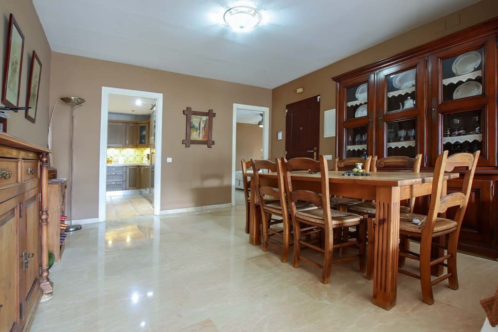 3 bedroom Apartment for sale in Nueva Andalucia with pool - € 680,000 (Ref: 9400324)