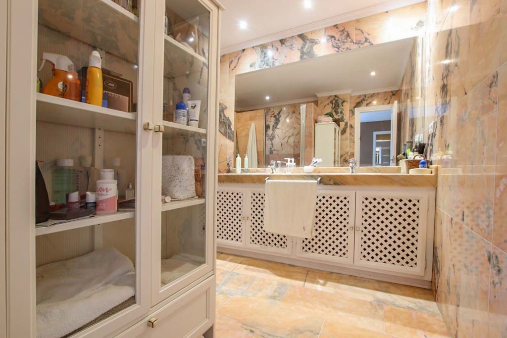 3 bedroom Apartment for sale in Nueva Andalucia with pool - € 680,000 (Ref: 9400324)