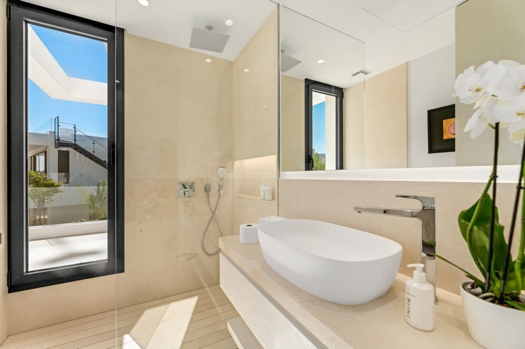 5 bedroom Villa for sale in Golden Mile with pool garage - € 4,800,000 (Ref: 9410486)