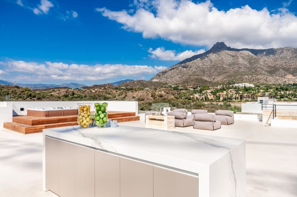 5 bedroom Villa for sale in Golden Mile with pool garage - € 4,800,000 (Ref: 9410486)