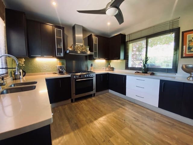 3 slaapkamer Villa te koop in Estepona met zwembad - € 995.000 (Ref: 9413550)